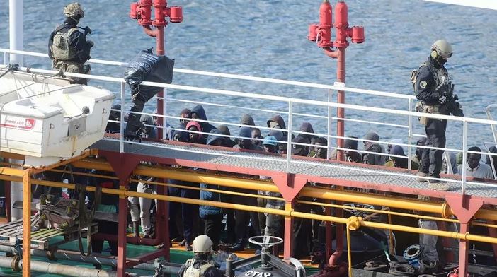 Des migrants détournent un navire