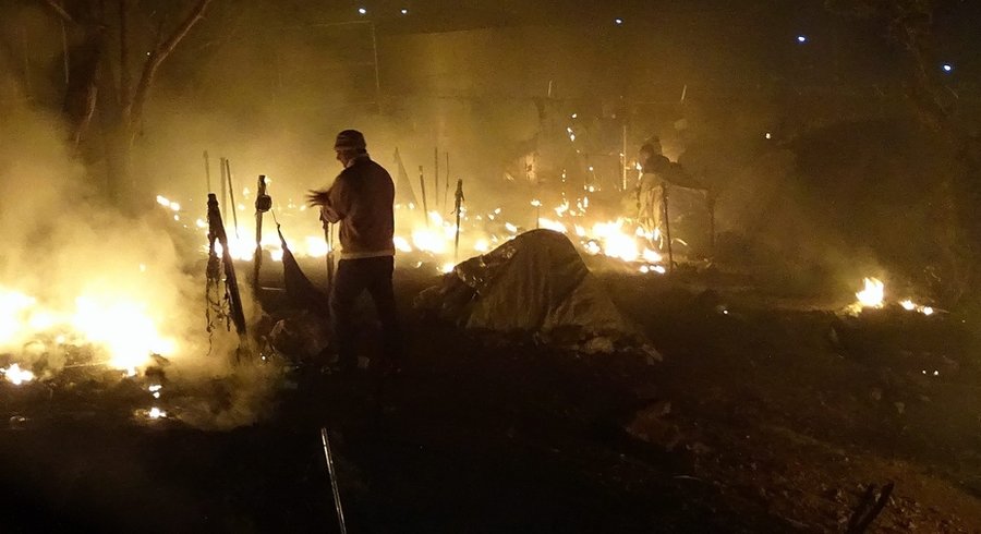 Des migrants incendient un camp