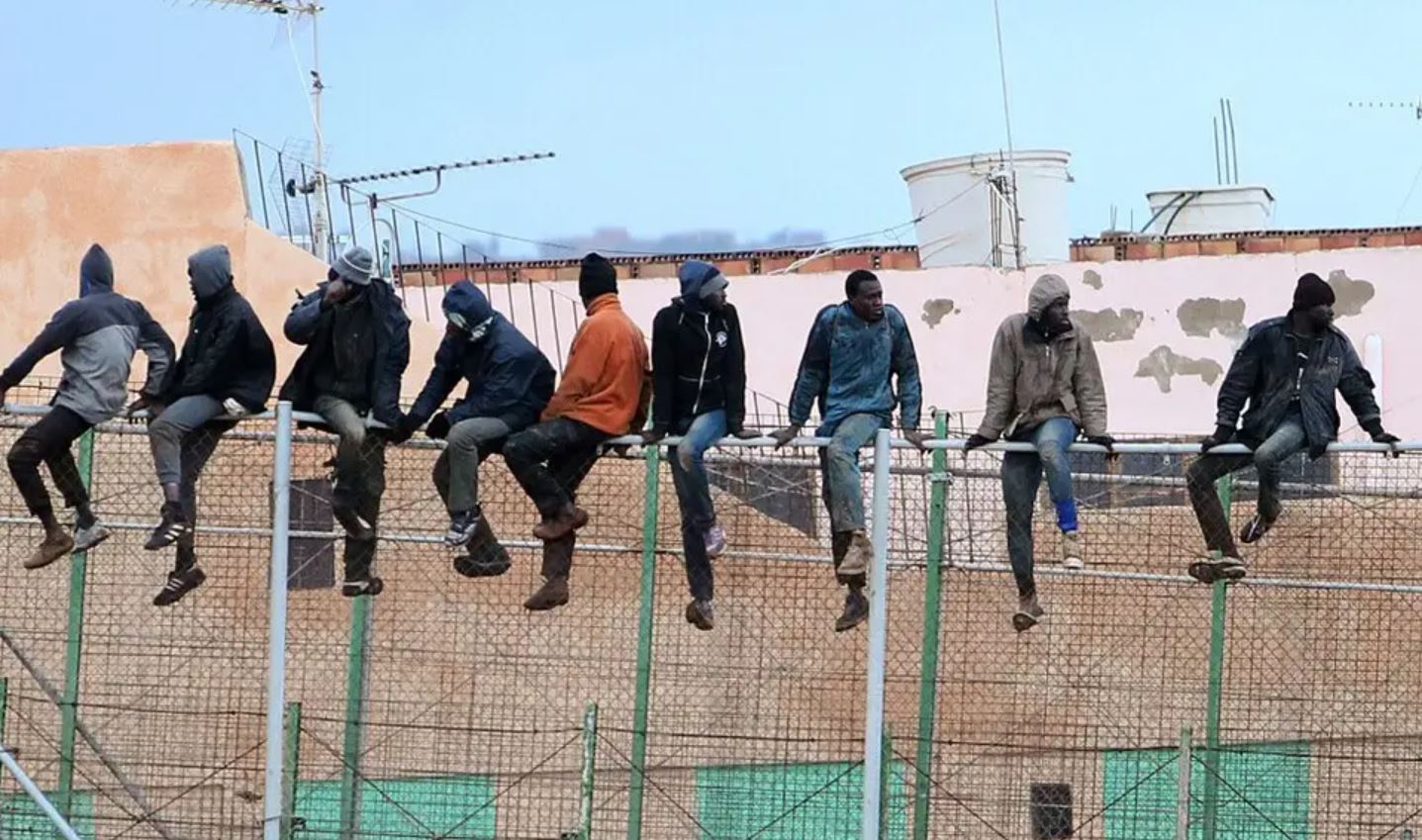 migrants franchissent la barrière